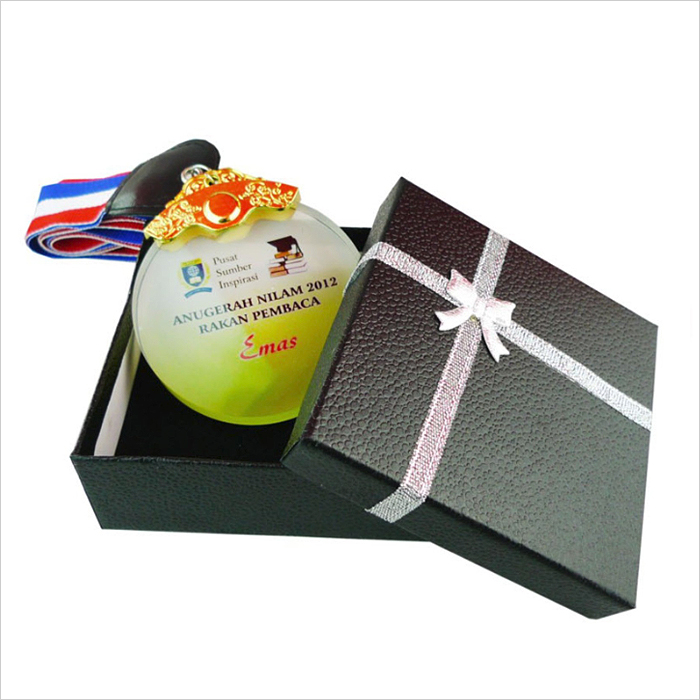 8175 - Crystal Hanging Medal With Gift Box 