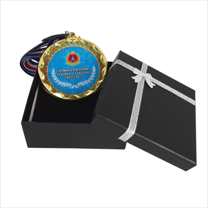 8206 - Crystal Hanging Medal with Gift Box 