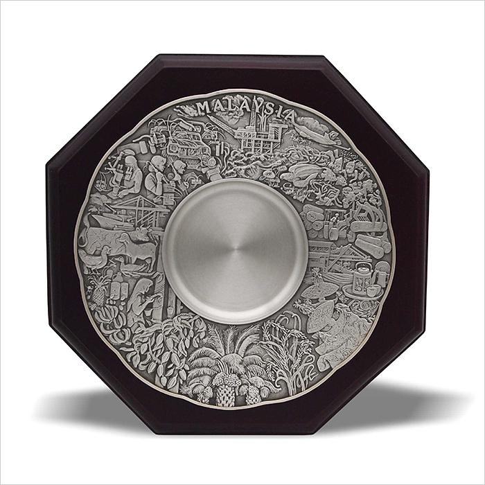 7234 - Wooden Plaque With Maju Motif Pewter Plate